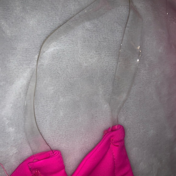 Hot pink bikini - Picture 3 of 4